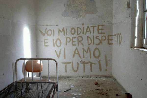 Frase scritta sul muro "voi mi odiate e io per dispetto vi amo tutti"