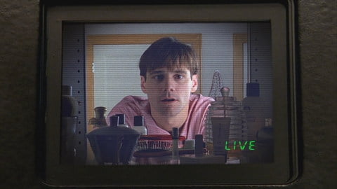 Immagine presa dal film "The Truman Show" che raffigura Jim Carrey ripreso da una telecamera