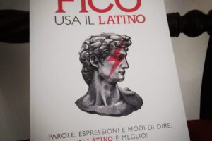 “Se vuoi esser fico usa il latino” – Massimo Blasi