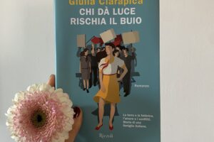 “Chi dà luce rischia il buio” – Giulia Ciarapica