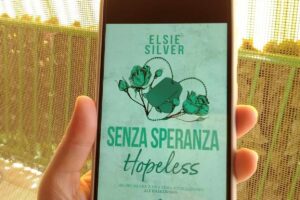 “Senza speranza. Hopeless” – Elsie Silver